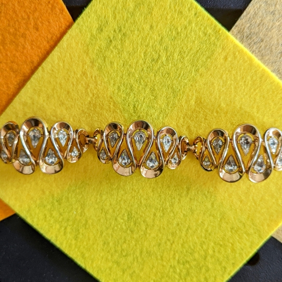 1930's Trifari Gold-Tone & Rhinestone Bracelet. - Picture 5 of 8